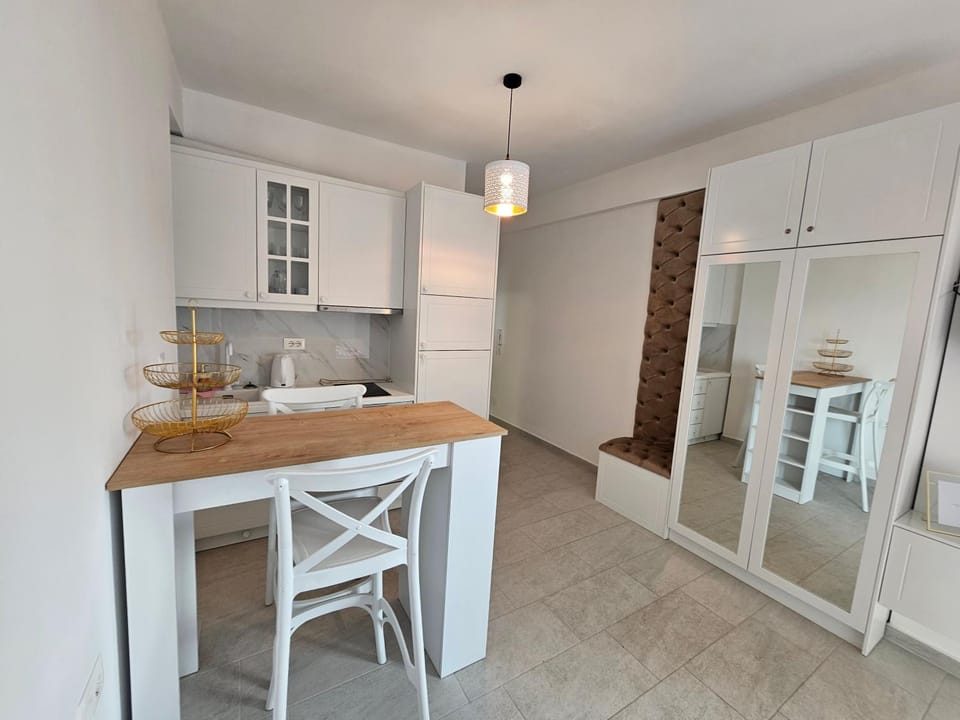 Kitchen or kitchenette, Dining area, stove