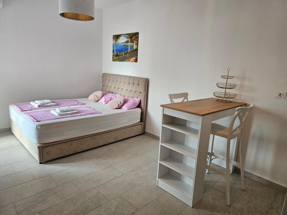 Bed, Photo of the whole room, Seating area, Dining area, Bedroom, towels