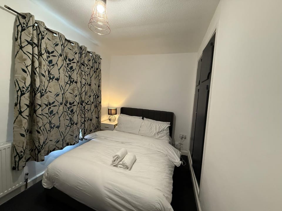 Bed, towels