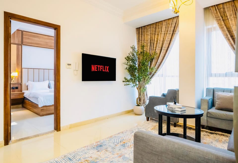 Communal lounge/ TV room, Bed, TV and multimedia, Living room, Seating area, Evening entertainment