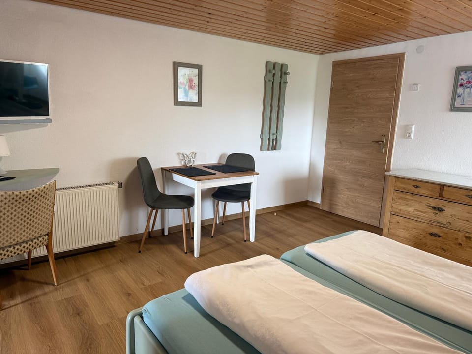 Bed, TV and multimedia, Living room, Photo of the whole room, Seating area, Dining area, Bedroom