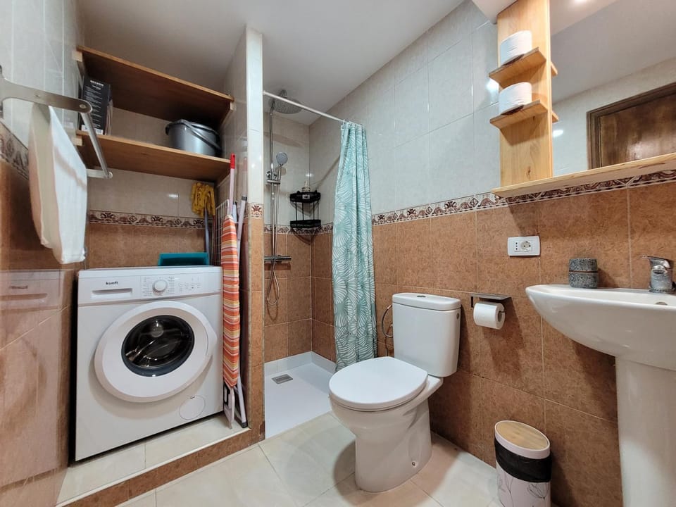 Shower, Toilet, Bathroom, flat iron, towels, washing machine