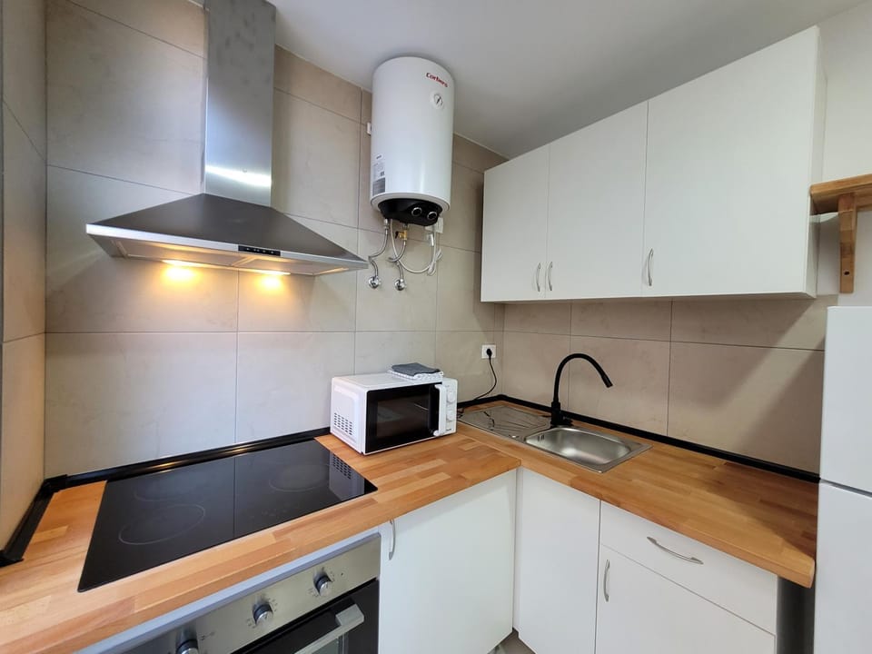 Kitchen or kitchenette, microwave, oven, stove