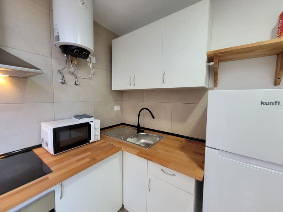 Kitchen or kitchenette, microwave, oven, stove