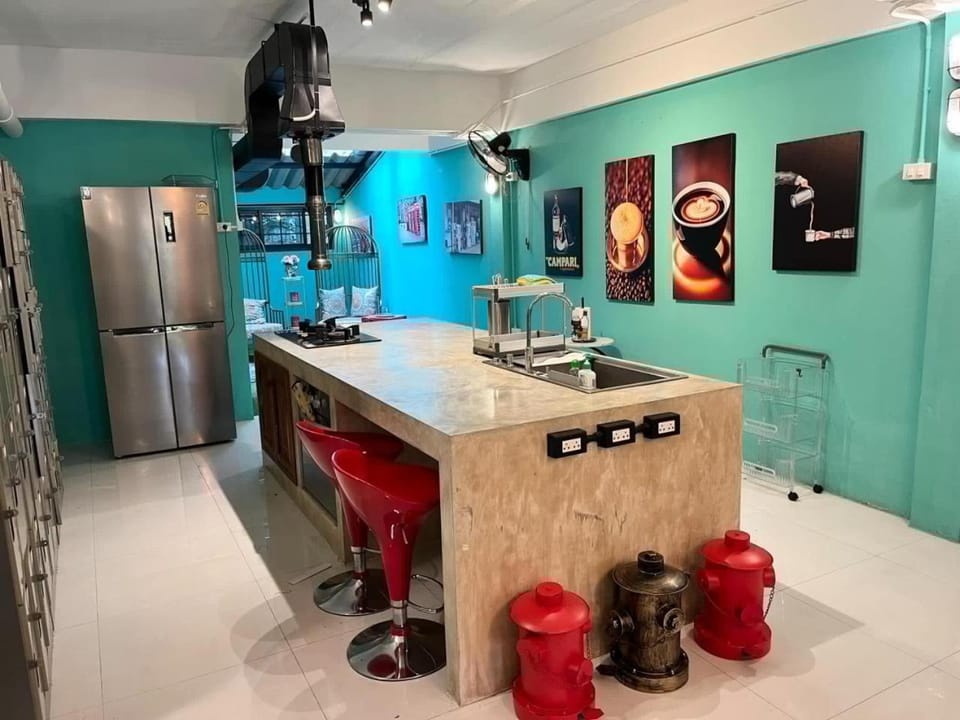 Kitchen or kitchenette, minibar, oven, stove