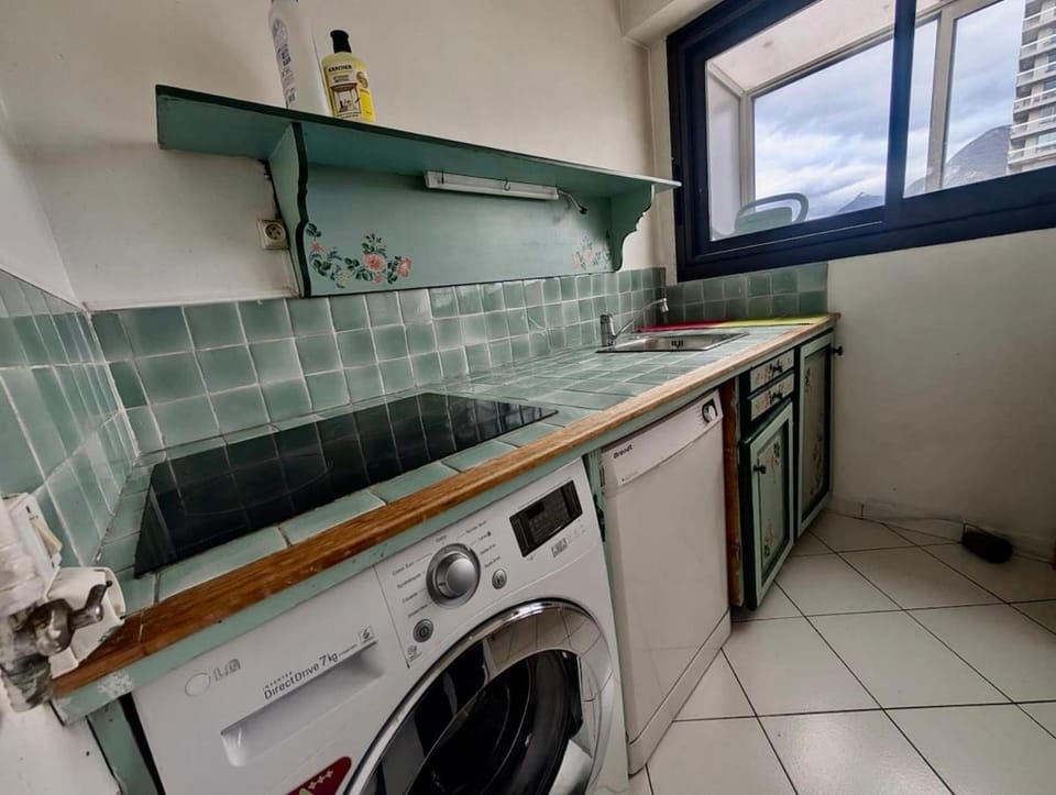 Spacious 80m2 Apartment - 8th Floor, Free Parking, Sleeps 5 Apartment in Grenoble