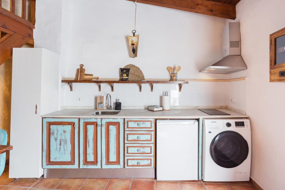 Kitchen or kitchenette, stove, washing machine