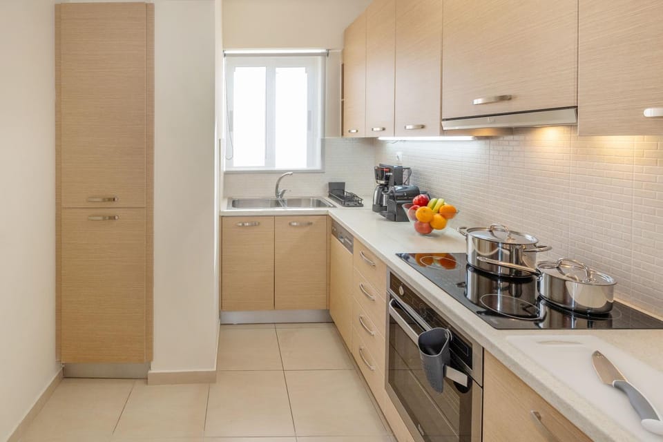 Coffee/tea facilities, Kitchen or kitchenette, dishwasher, oven, stove