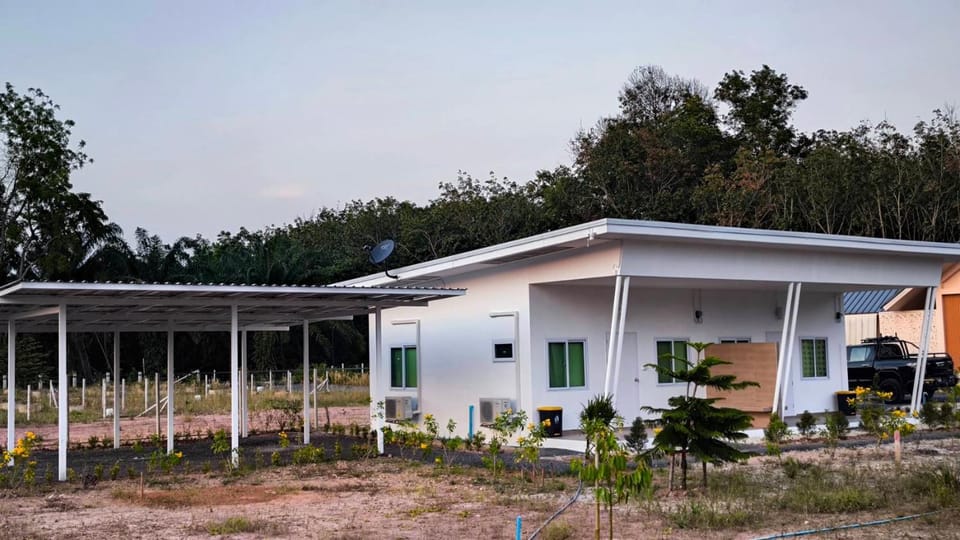 Minimal House at Kanchanadit House in Surat Thani Changwat