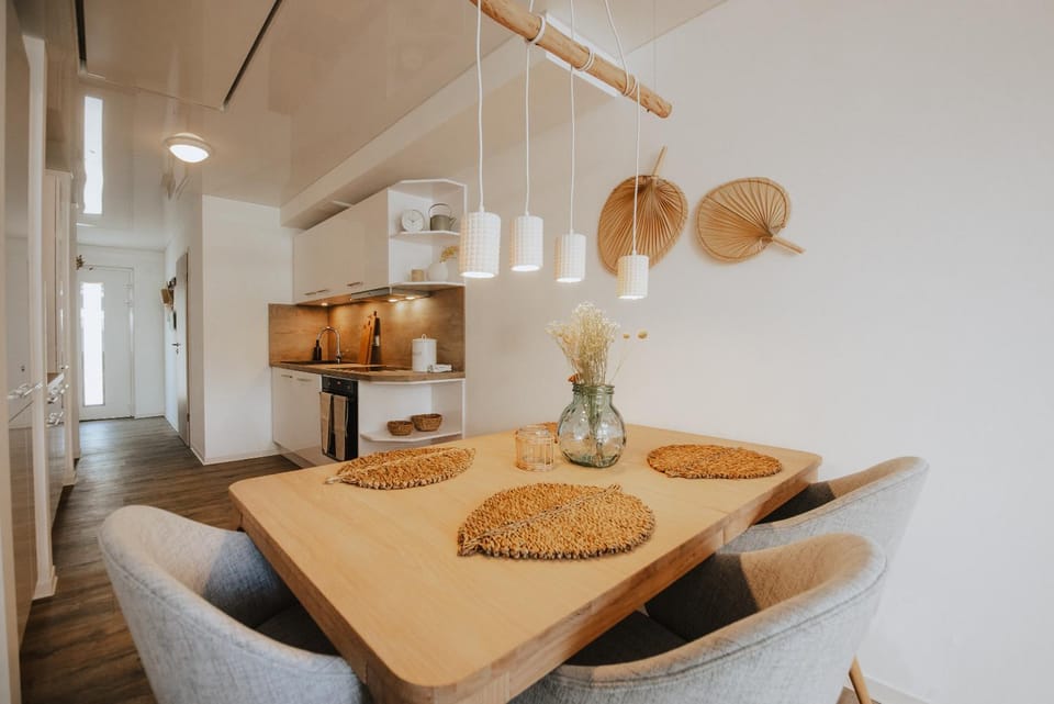 Kitchen or kitchenette, Seating area, Dining area