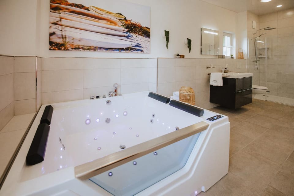 Hot Tub, Bathroom, Bath, towels