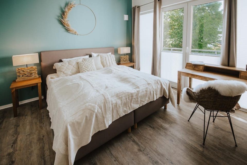 Bed, Photo of the whole room, Seating area, Bedroom