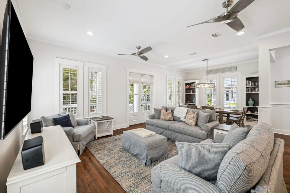 Patio, Living room, Family