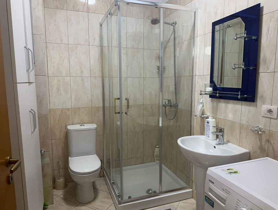 Shower, Toilet, Bathroom, towels