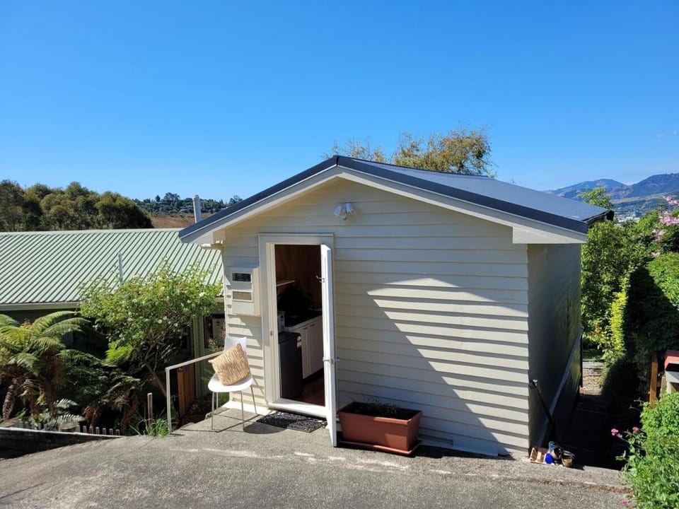 This peaceful, serene cabin overlooks Nelson with views out to the sea Cabin in Nelson