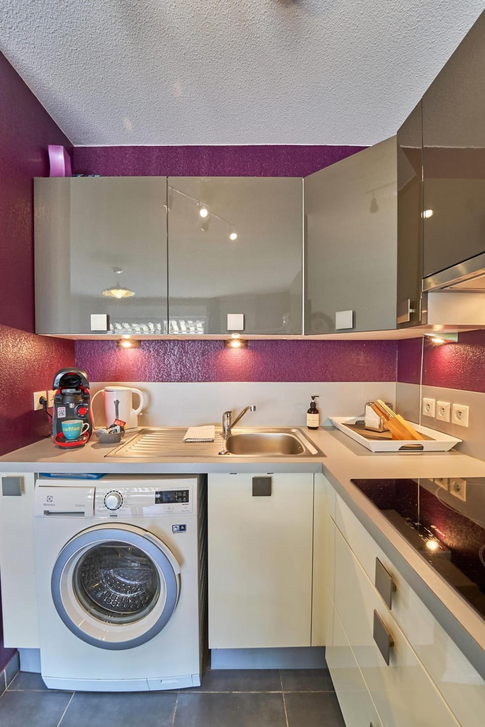 Kitchen or kitchenette, stove, washing machine