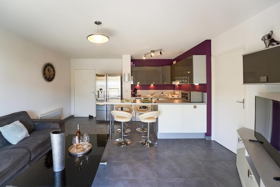 Kitchen or kitchenette, Living room, Dining area, oven, pet friendly, stove