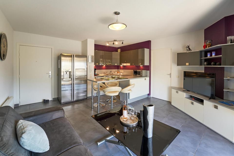 Kitchen or kitchenette, Living room, Dining area, oven, pet friendly, stove