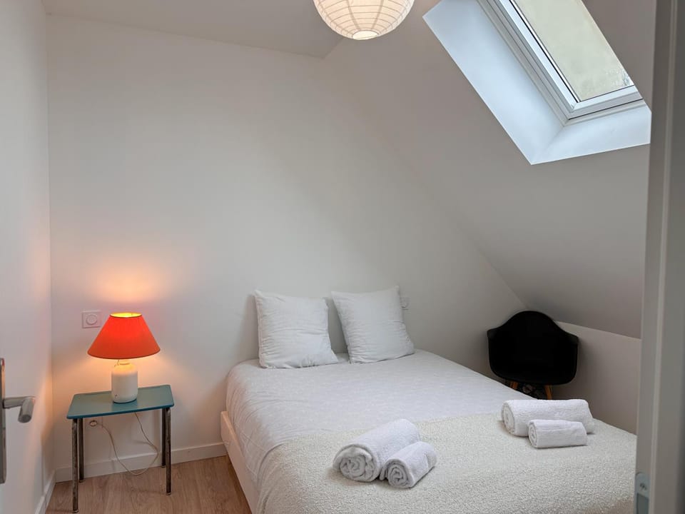 Photo of the whole room, Bedroom