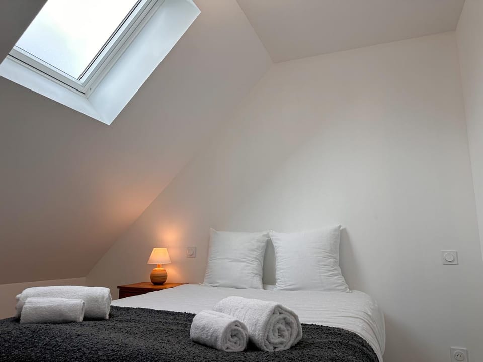 Photo of the whole room, Bedroom