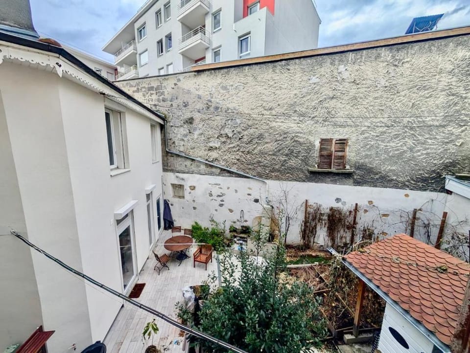 Bright & Spacious 2-Bedroom Apartment - Parking & Close to Train Station & Downtown Apartment in Grenoble