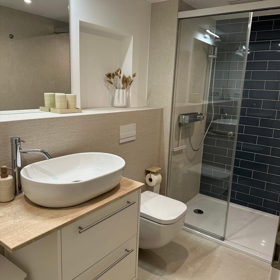 Shower, Toilet, Bathroom, towels