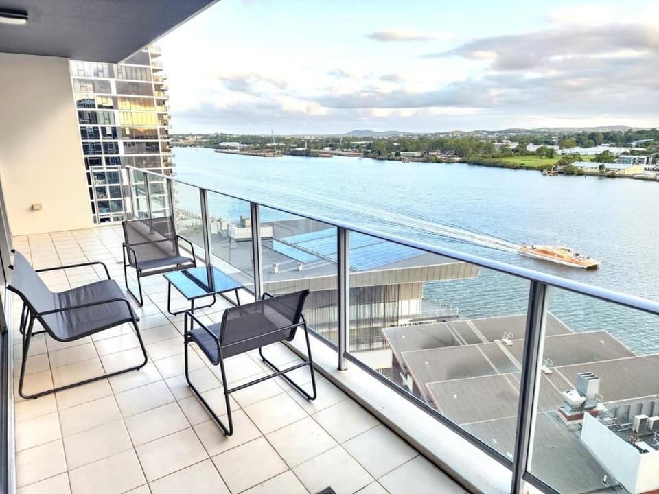 Spacious River View Escape with Free Secure Park - 2BR, 2BA and Sofa Bed Apartment in Brisbane