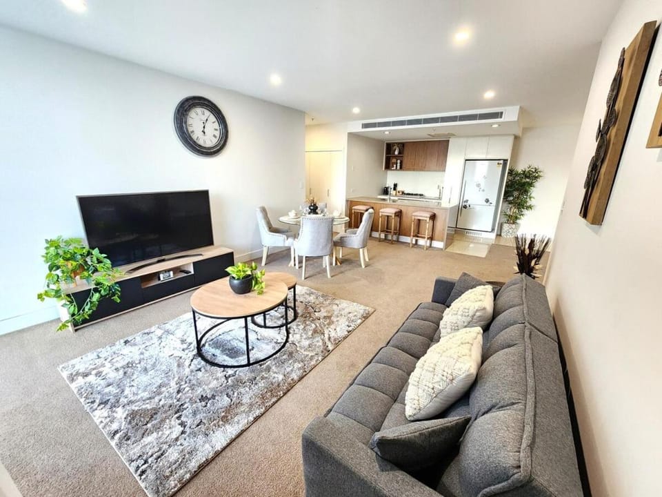 Spacious River View Escape with Free Secure Park - 2BR, 2BA and Sofa Bed Apartment in Brisbane