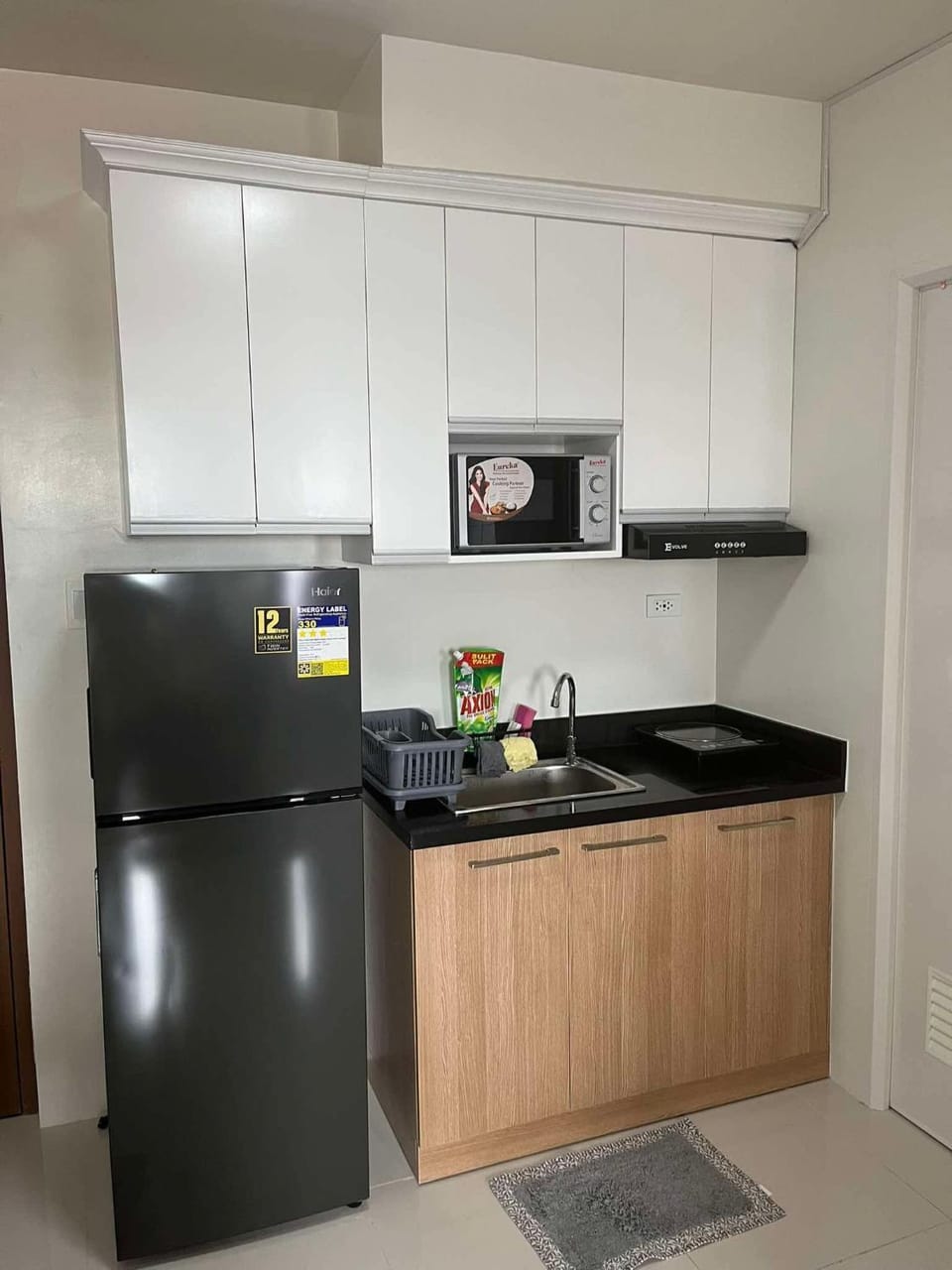 Kitchen or kitchenette, microwave, stove
