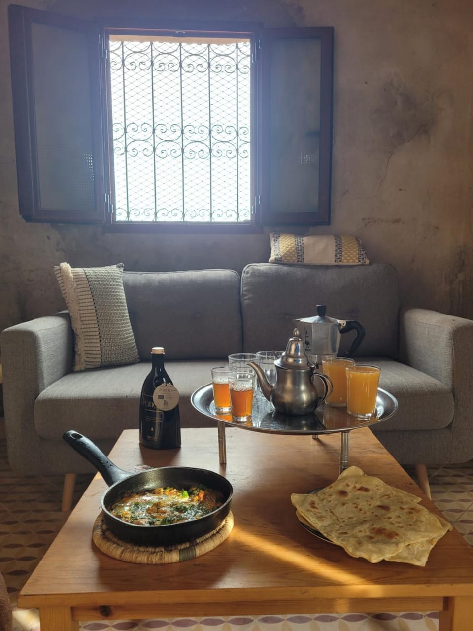 Restaurant/places to eat, Living room, Food and drinks, Seating area, Breakfast