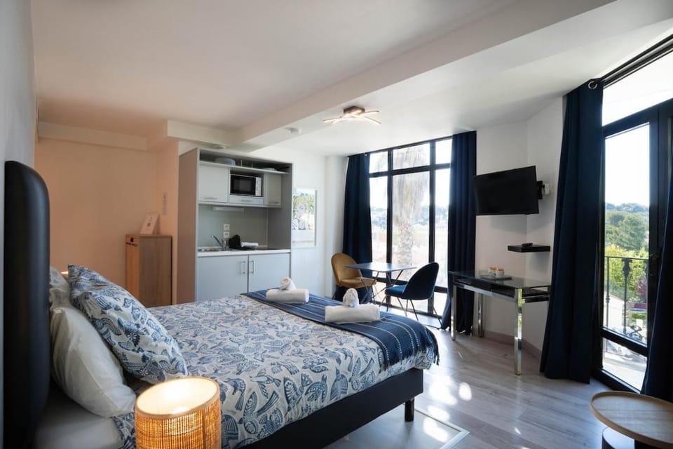 Bed, TV and multimedia, Kitchen or kitchenette, Living room, Photo of the whole room, Seating area, Dining area, Bedroom, oven