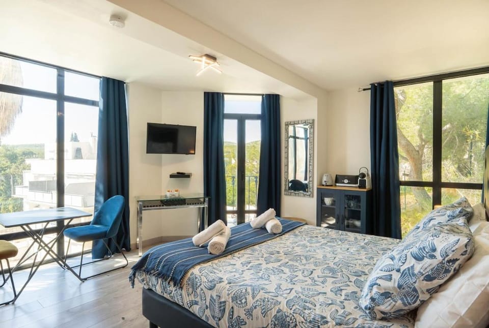 Bed, TV and multimedia, Photo of the whole room, Seating area, Bedroom