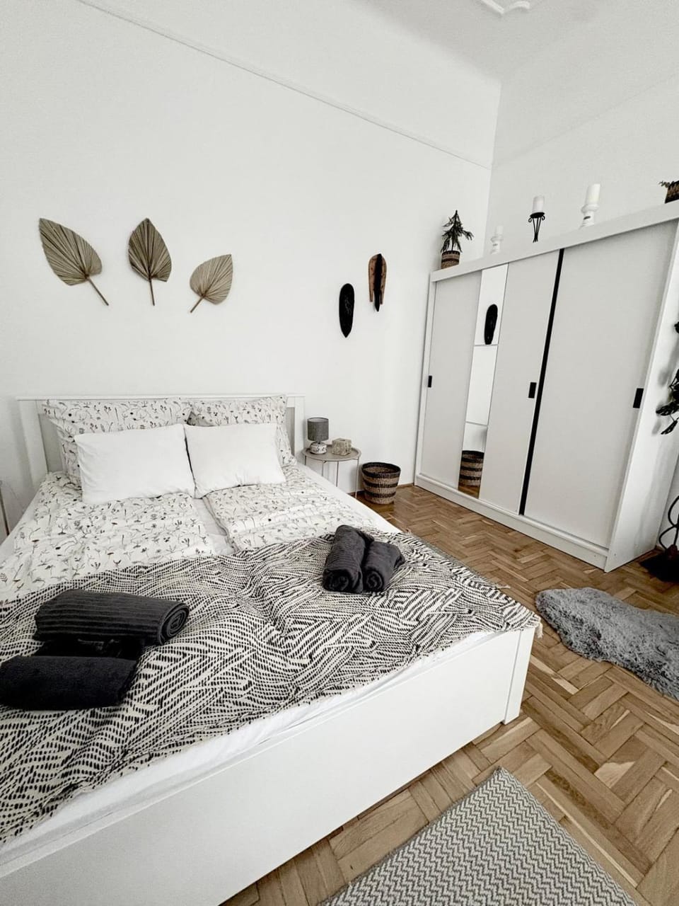 Bed, Bedroom, towels
