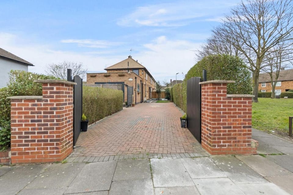 Property building, Day, Neighbourhood, Street view
