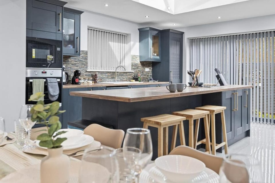 Kitchen or kitchenette, Dining area, stove