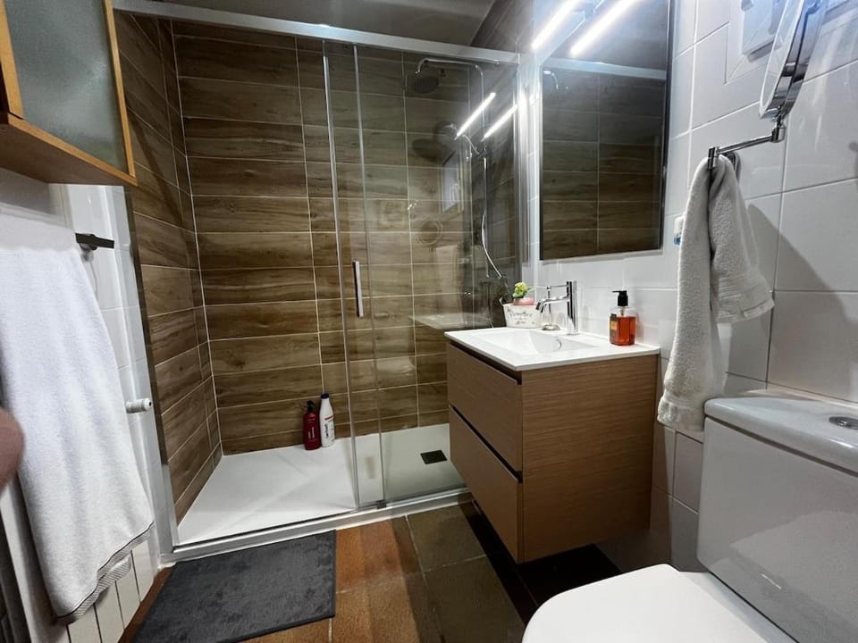 Shower, Toilet