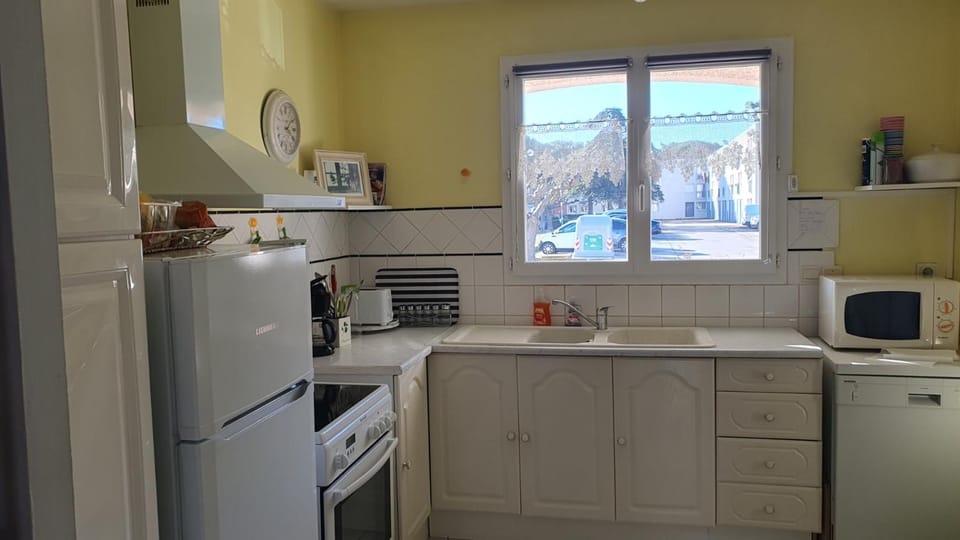 Kitchen or kitchenette, dishwasher, oven, stove, toaster