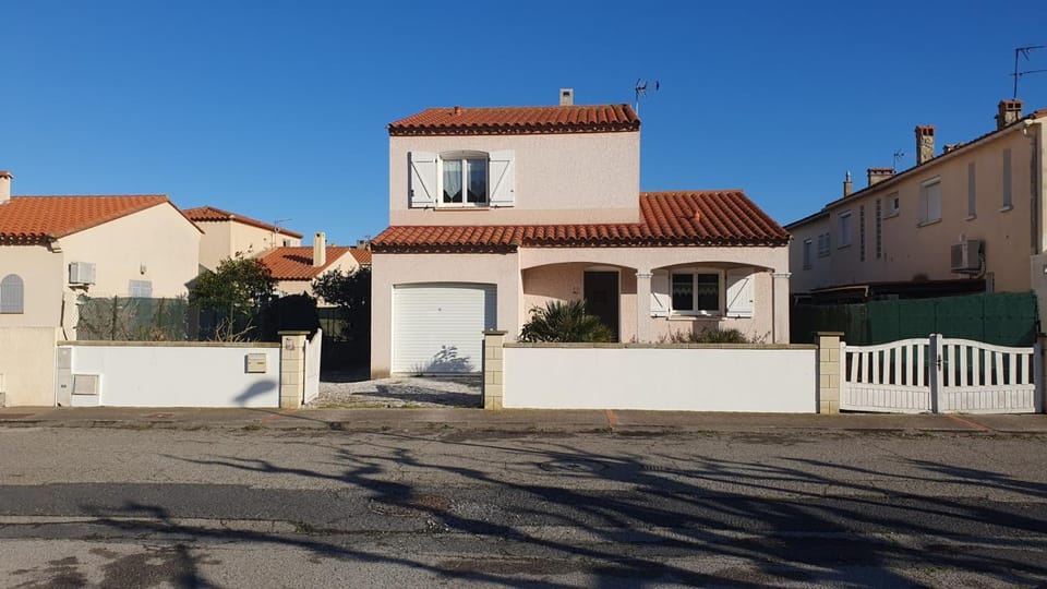 Property building, Day, Street view