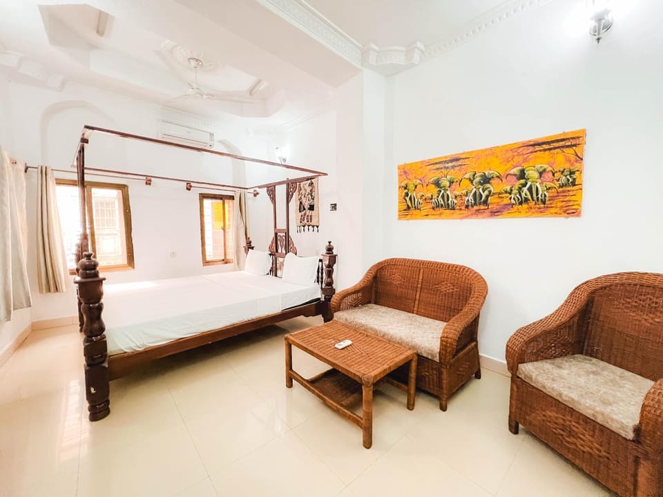 Living room, Photo of the whole room, Seating area, Bedroom, kitchen, air conditioner