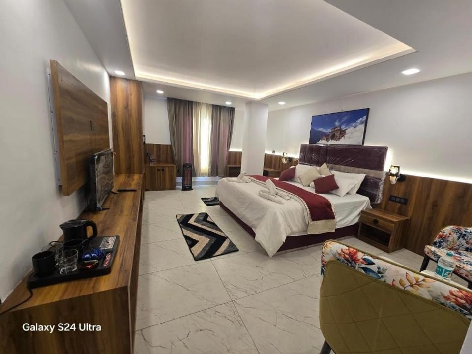 Bed, TV and multimedia, Photo of the whole room, Bedroom, towels