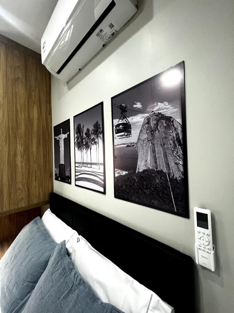 Seating area, Bedroom, air conditioner