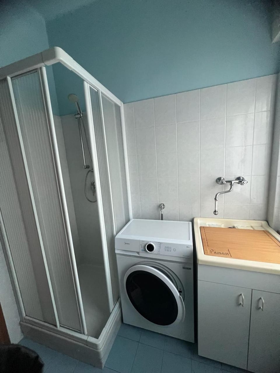 Bathroom, washing machine
