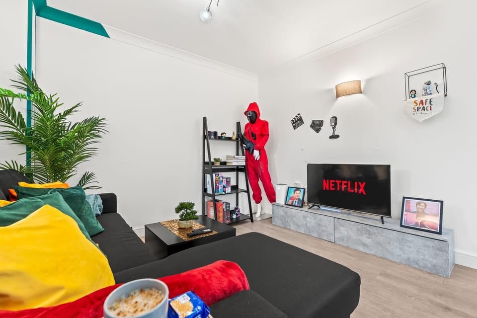Communal lounge/ TV room, TV and multimedia, Living room, Seating area, Evening entertainment