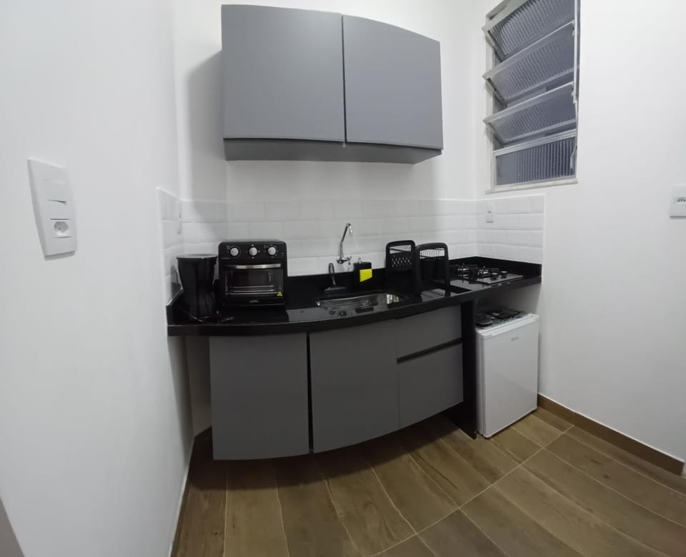 Kitchen or kitchenette, minibar, stove, toaster