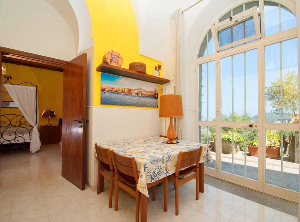 Photo of the whole room, Dining area, Lunch