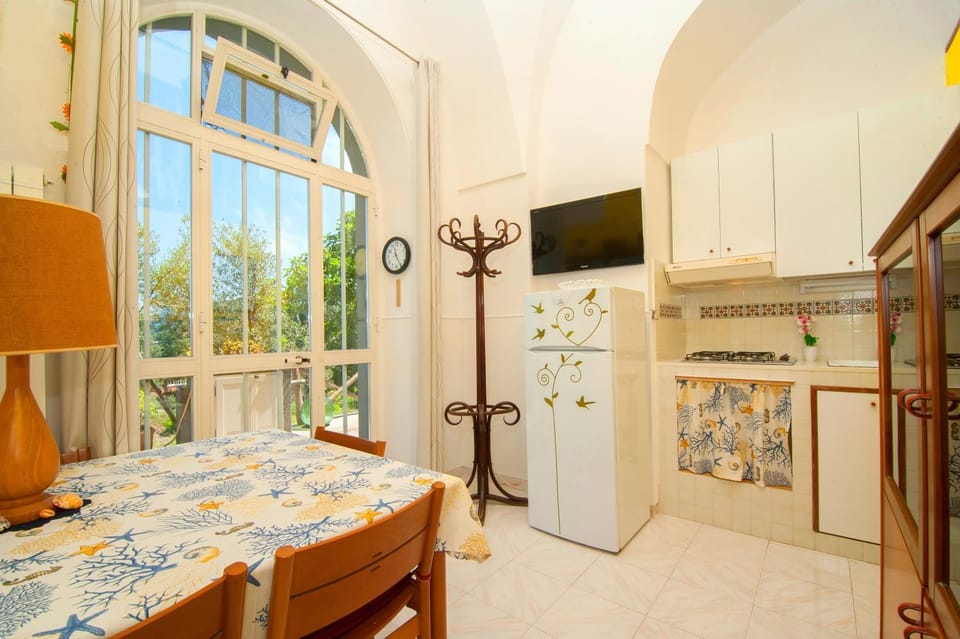 Photo of the whole room, Dining area, Lunch, Lunch, stove