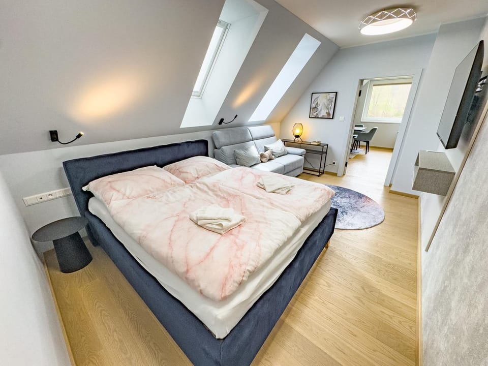 Bed, Bedroom, towels