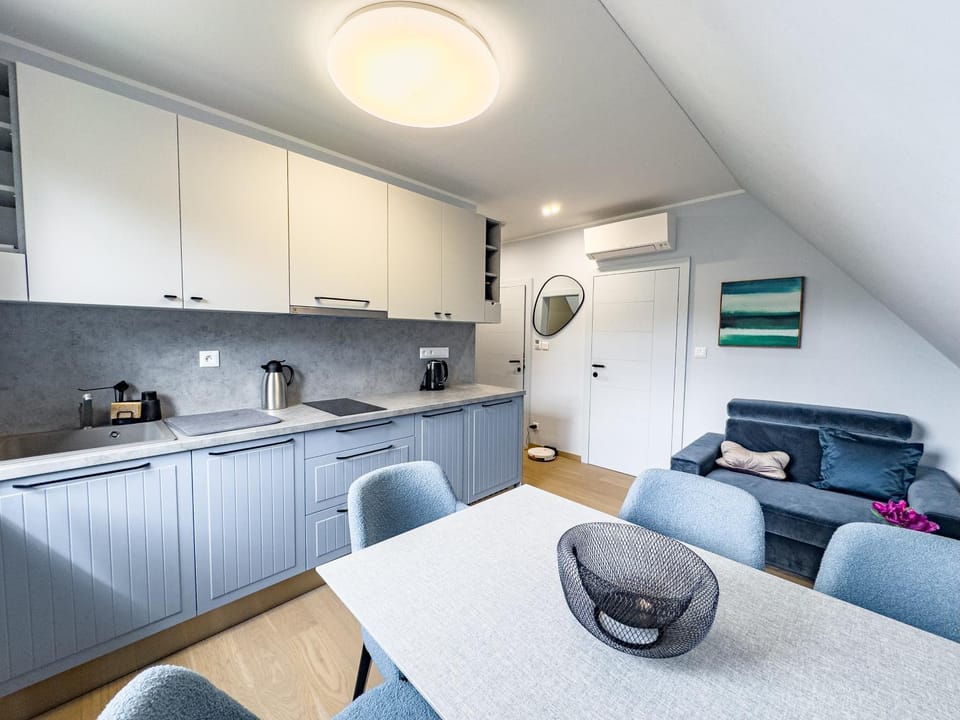 Kitchen or kitchenette, Seating area, Dining area