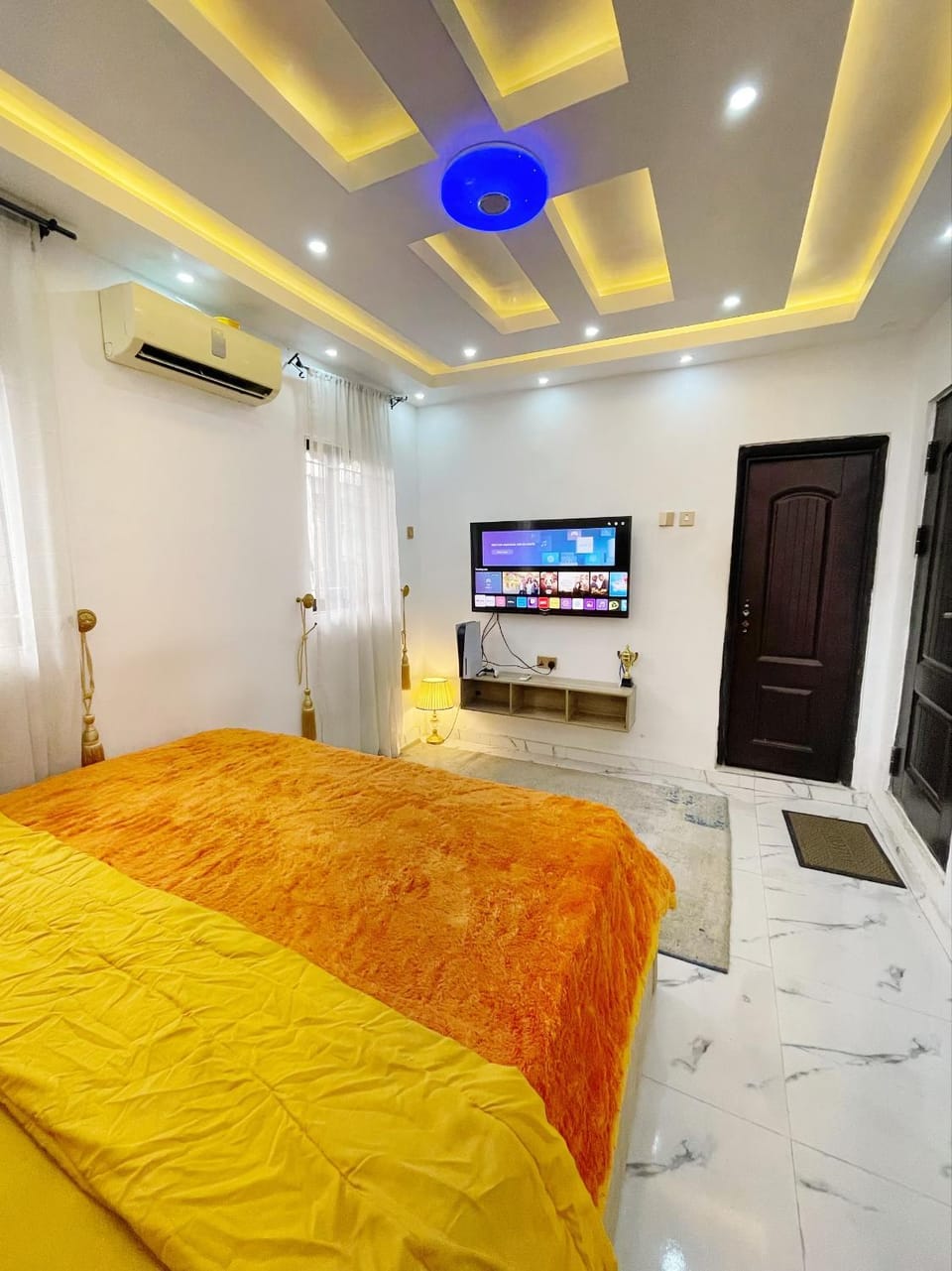 Bed, TV and multimedia, Photo of the whole room, Bedroom