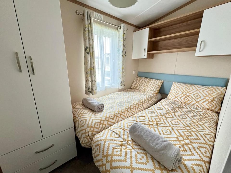Lake Retreat, Dog Friendly, Free Hoburne Passes House in Cotswold District